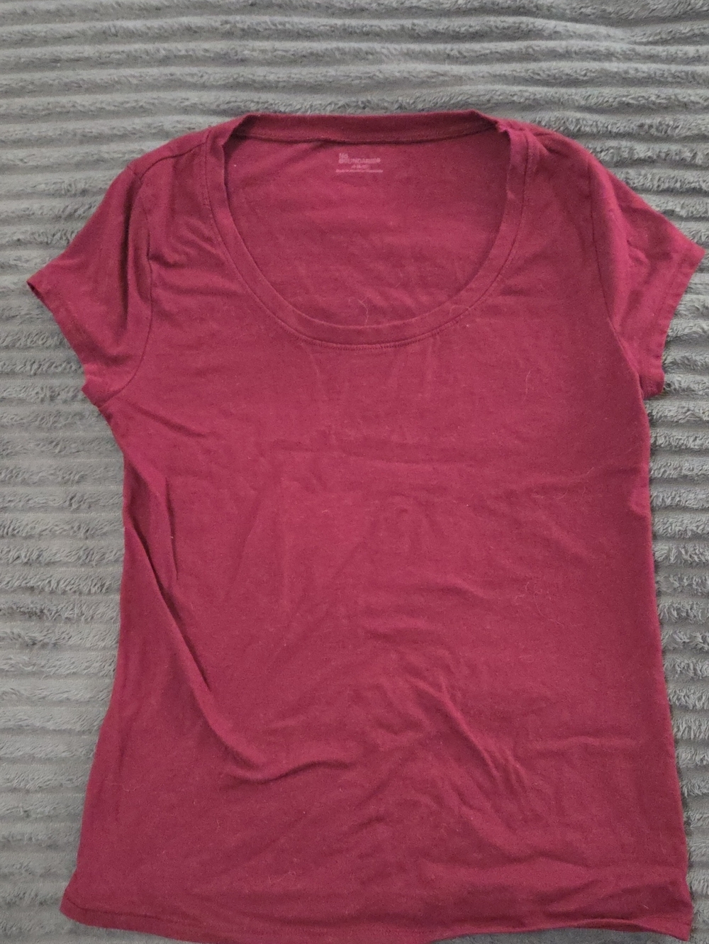 No Boundaries Scoop Neck Short Sleeve Tee - Burgundy